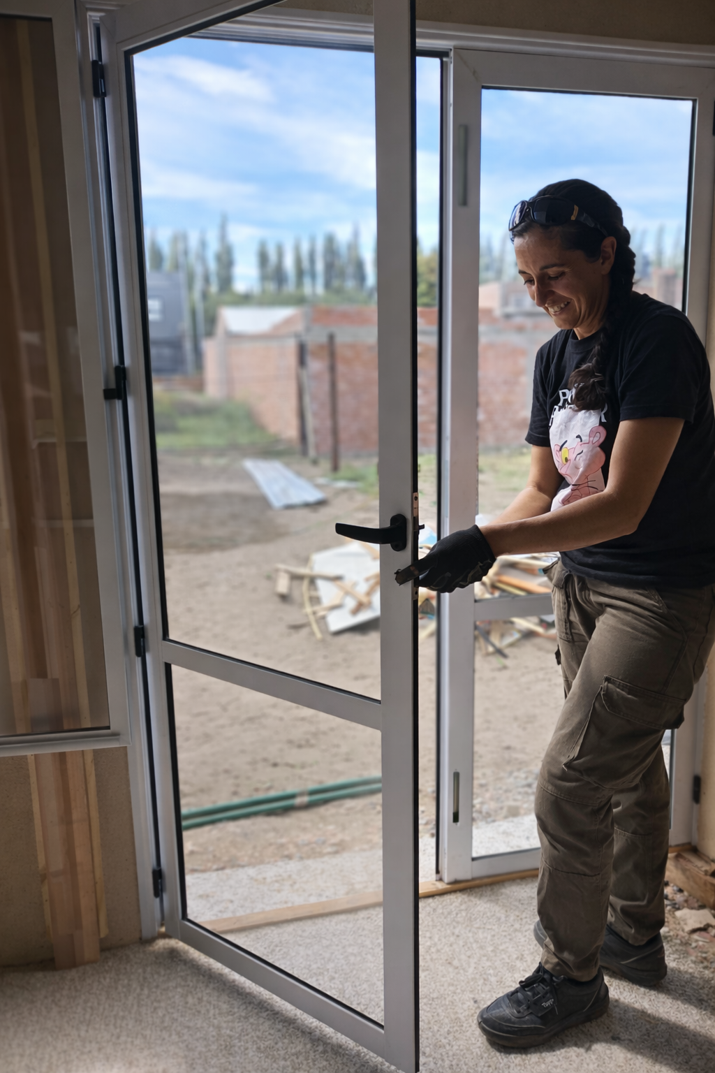 Cerrajera profesional en Neuquén instalando cerradura de seguridad a domicilio